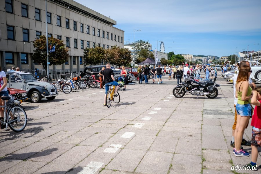 Rajd Matek i zabytkowe samochody można było podziwiać przed Akwarium Gdyńskim