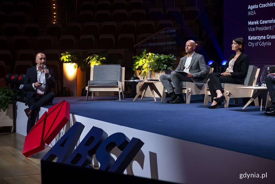 Panel "Jak rozwijać współpracę z biznesem tworząc zrównoważone miasta o atrakcyjnej jakości życia" podczas ABSL Summit. Fot. Przemysław Kozłowski