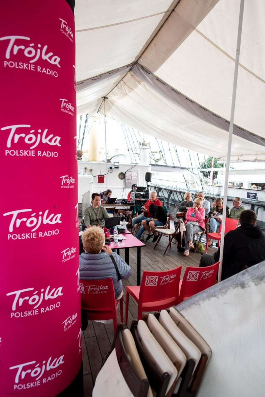 Plenerowe studia Polskiego Radia nadają z Gdyni przed „Lato z Radiem Festiwal”, fot. Dawid Linkowski
