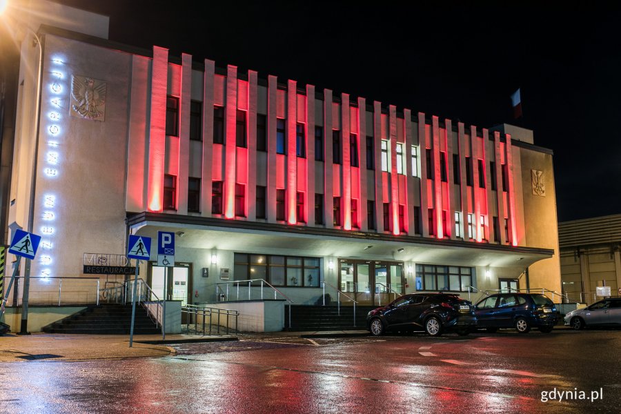 Muzeum Emigracji w Gdyni podświetlone na czerwono z okazji Międzynarodowego Dnia Świadomości o Zespole Delecji 22q11 // fot. Karol Stańczak