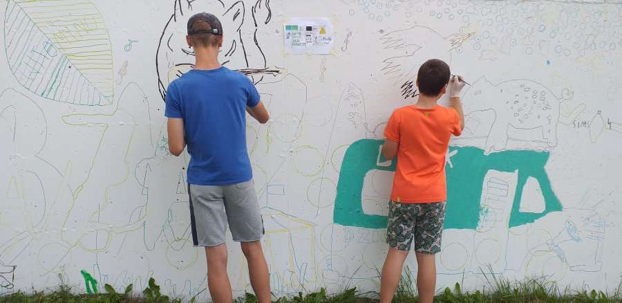 Praca nad muralem na tyłach budynku Chwarznieńska 36 // mat. Laboratorium Innowacji Społecznych