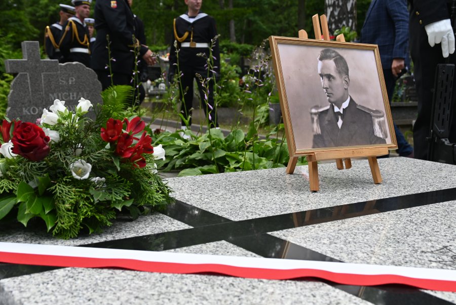 na zdjęciu płyta nagrobna ze zdjęciem