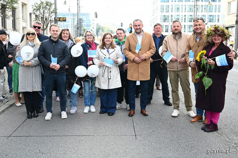 Na zdjęciu (od lewej) m.in.: dyrektorka Centrum Aktywności Seniora Bożena Zglińska, radny Norbert Anisowicz, radna Agnieszka Tokarska, prezydent Gdyni Aleksandra Kosiorek, radny dzielnicy Witomino Maciej Wojnicki, wiceprezydent Gdyni Tomasz Augustyniak, pełnomocnik prezydenta ds. rad dzielnic Paweł Korycki, radny Łukasz Strzałkowski, prezes Fundacji Adaptacja Kordian Kulaszewicz, Barbara Kwiatkowska, animatorka Miejskiego Klubu Seniora „Orłowo" (fot. Michał Puszczewicz)