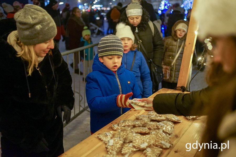 Gdynianie odbierają pierniki podczas zabawy mikołajkowej na placu Grunwaldzkim