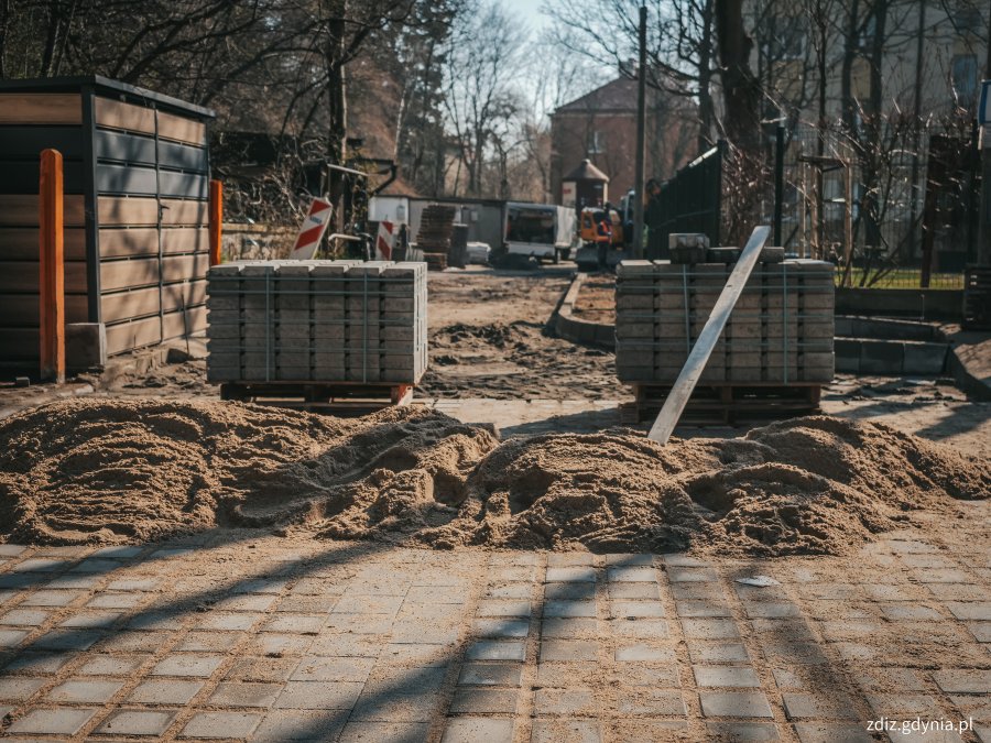 trwające roboty drogowe, trwa wymiana nawierzchni, widoczne układanie nawierzchni z kostki