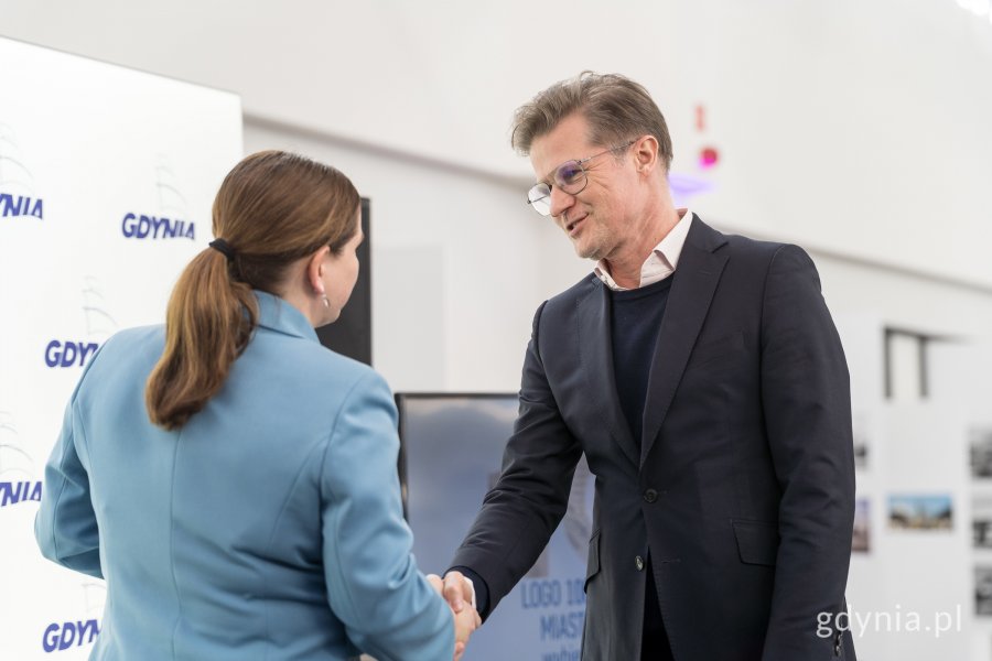 Prezydent Gdyni Aleksandra Kosiorek wraz z Tomaszem Żurańskim (fot. Paweł Budziński)