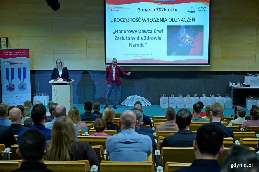 Dr hab. Marlena Robakowska &ndash; dyrektor Regionalnego Centrum Krwiodawstwa i Krwiolecznictwa w Gdańsku przemawiająca podczas gali honorującej dawc&oacute;w krwi z regionu