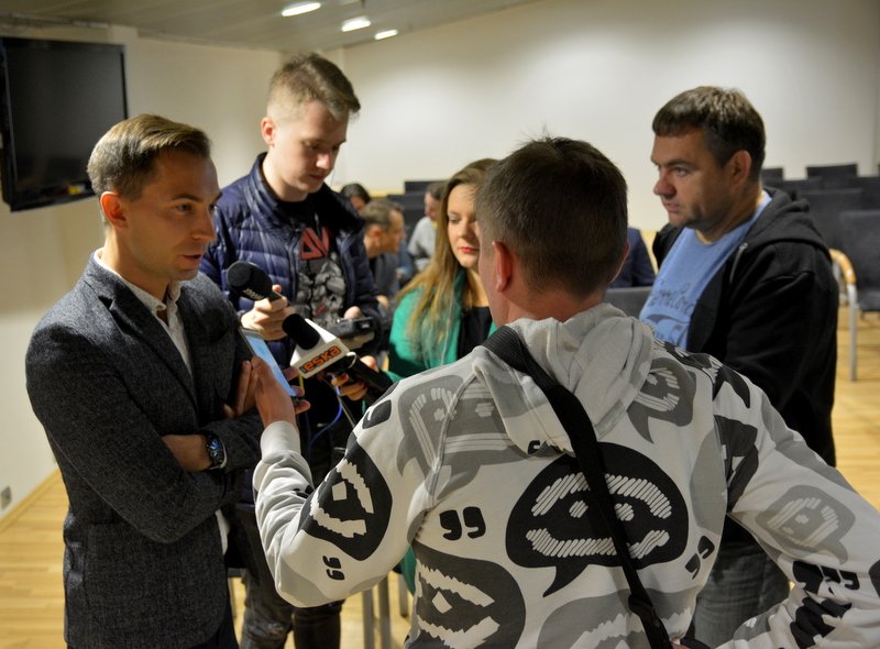 Dariusz Guzik, rzecznik MŚ U-20 chętnie odpowiadał na pytania dziennikarzy / fot. gdyniasport.pl