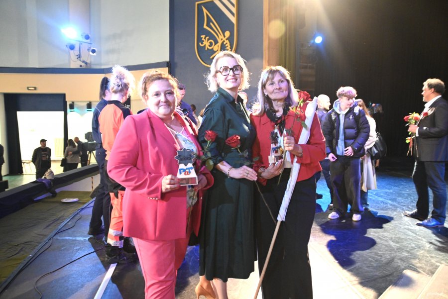 Trzy kobiety na scenie