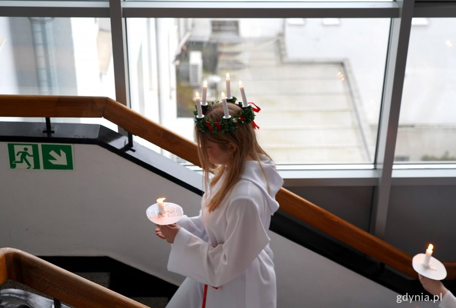 Na zdjęciu uczniowie w orszaku św. Łucji