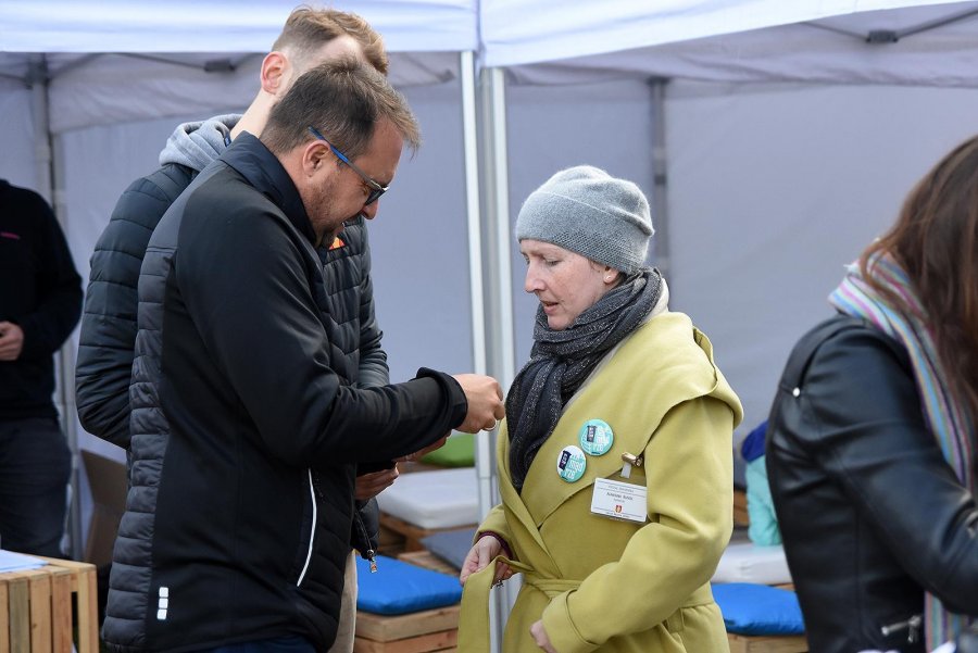 Marek Łucyk, pełnomocnik prezydenta ds. projektów strategicznych wręczał nagrody zwycięzcom losowania // fot. Michał Puszczewicz