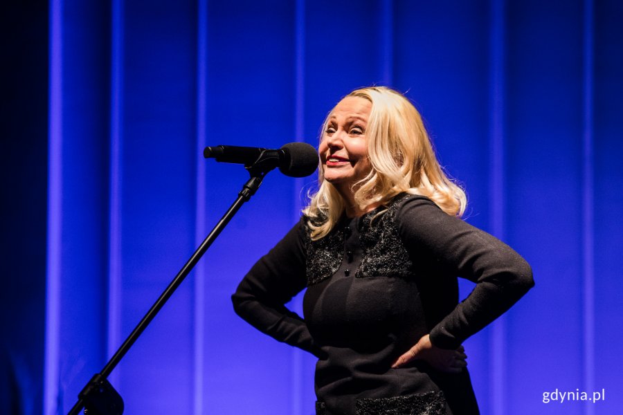 Dorota Lulka - aktorka Teatru Miejskiego w Gdyni wystąpiła podczas uroczystej sesji Rady Miasta Gdyni // fot. Karol Stańczak