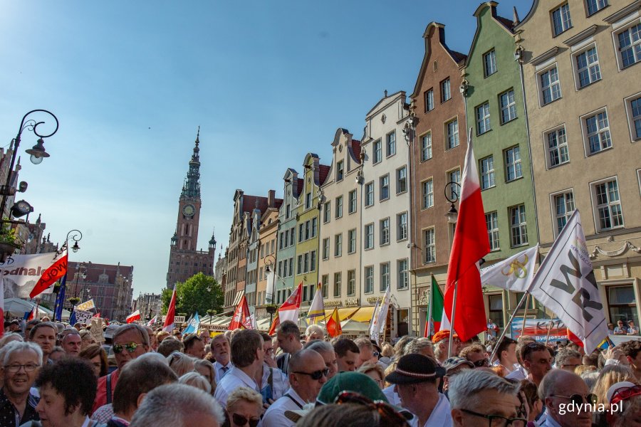 Kulminacyjnym punktem obchodów był wiec na Długim Targu, który rozpoczął się o godz. 17.30 od odśpiewania hymnu Europy, fot. Piotr Hukało.
