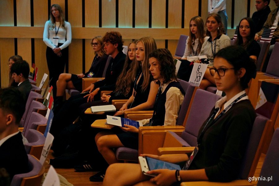 Uczestnicy konferencji TriMUN 2026 zgromadzeni w ali audytoryjnej Pomorskiego Parku Naukowo-Technologicznego Gdynia 