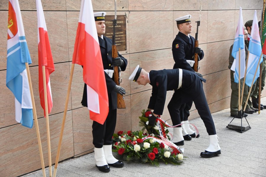 Składanie wieńca pod tablicą poświęconą pamięci Stefana Wendorffa, fot. Michał Kowalski