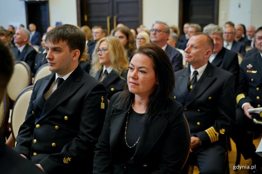 Uczestnicy uroczystego posiedzenia senatu uczelni z okazji 106. rocznicy utworzenia Uniwersytetu Morskiego