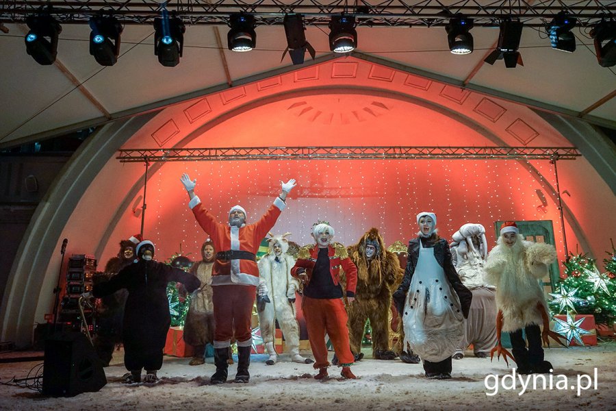 Mikołaj, elf i zwierzęta podczas zabawy mikołajkowej na placu Grunwaldzkim