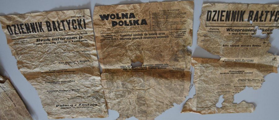 Gazety z 1945 roku odnalezione w Urzędzie Miasta Gdyni, fot. Michał Kowalski 
