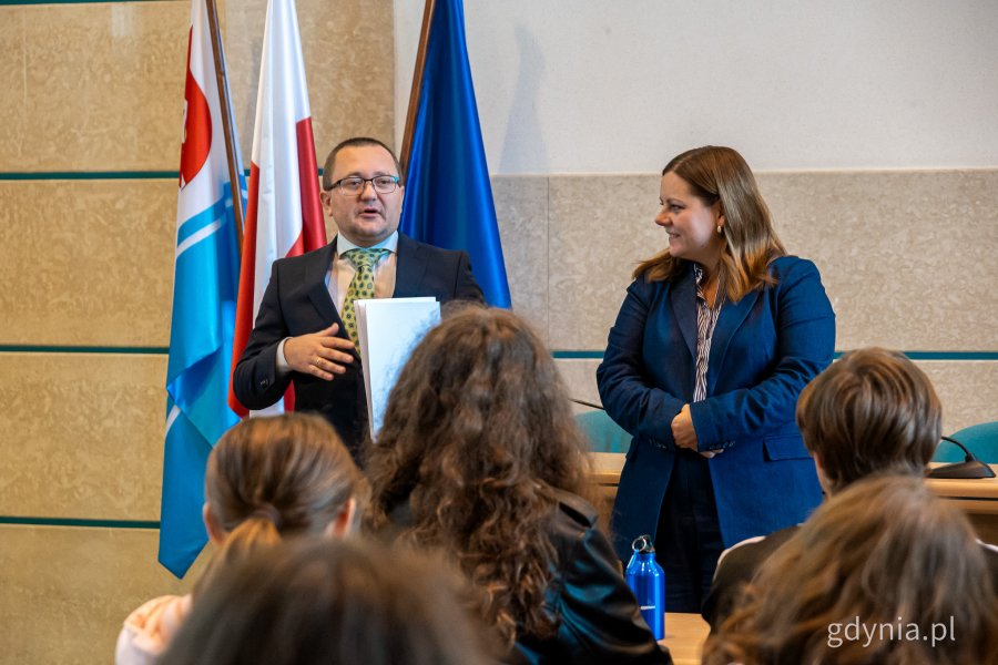 Konsul Generalny Ukrainy w Gdańsku Oleksandr Płodystyi i prezydent Gdyni Aleksandra Kosiorek. Wizyta grupy dzieci i młodzież z ukraińskiego Nikopola w Urzędzie Miasta Gdyni i spotkanie z prezydent Aleksandrą Kosiorek (fot. Kamil Złoch)
