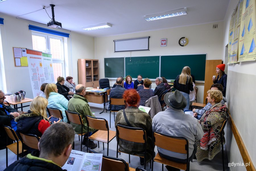 Mieszkańcy chętnie skorzystali z możliwości konsultacji z ekspertami w VI LO, fot. Dawid Linkowski