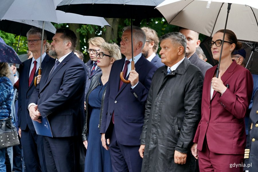 W uroczystościach z okazji 87. rocznicy wybuchu II wojny światowej na Cmentarzu Wojennym w Redłowie wzięli udział m.in. (od prawej): posłanka Wioleta Tomczak, Krzysztof Kozubowski &ndash; członek zarządu okręgu pomorskiego Światowego Związku Żołnierzy Armii Krajowej, senator Sławomir Rybicki, radna Gdyni Agnieszka Tokarska, Tadeusz Szemiot &ndash; przewodniczący Rady Miasta Gdyni i wiceprezydent Gdyni Rafał Geremek