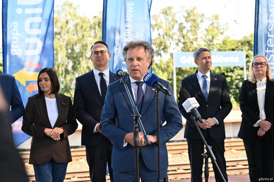 sekretarz stanu w Ministerstwie Funduszy i Polityki Regionalnej Jacek Karnowski (przy mikrofonie), minister infrastruktury Dariusz Klimczak i posłanka Magdalena Sroka
