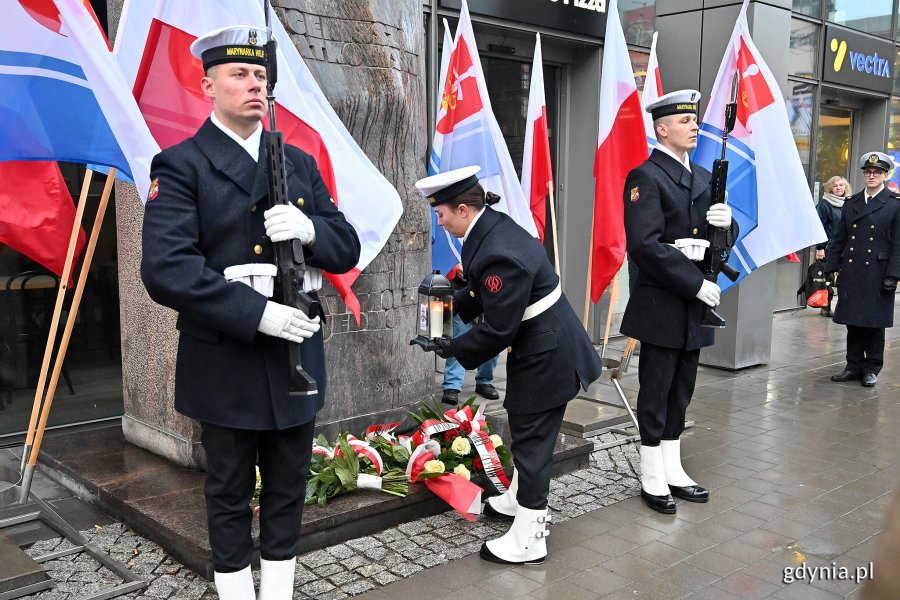 Marynarze Marynarki Wojennej pod pomnikiem.
