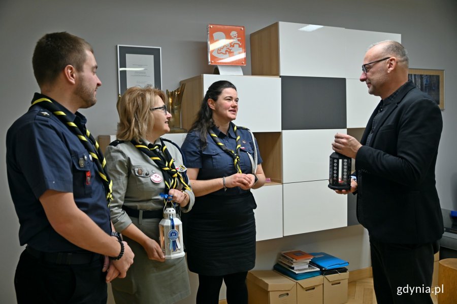 Od lewej: podharcmistrz Krystian Domański – zastępca komendant Hufca ZHP w Gdyni, harcmistrz Anna Sadowska  z 21. Szczepu „Polaris” i harcmistrz Agnieszka Szlosowska – komendant Hufca ZHP w Gdyni przekazali Betlejemskie Światło Pokoju wiceprezydentowi Michałowi Guciowi // fot. Magdalena Czernek