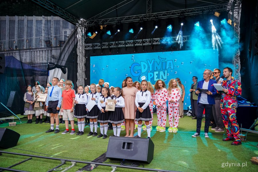 Nagradzani i wyróżniani uczestnicy Międzynarodowego Festiwalu Piosenki Gdynia Open (fot. Kamil Złoch)