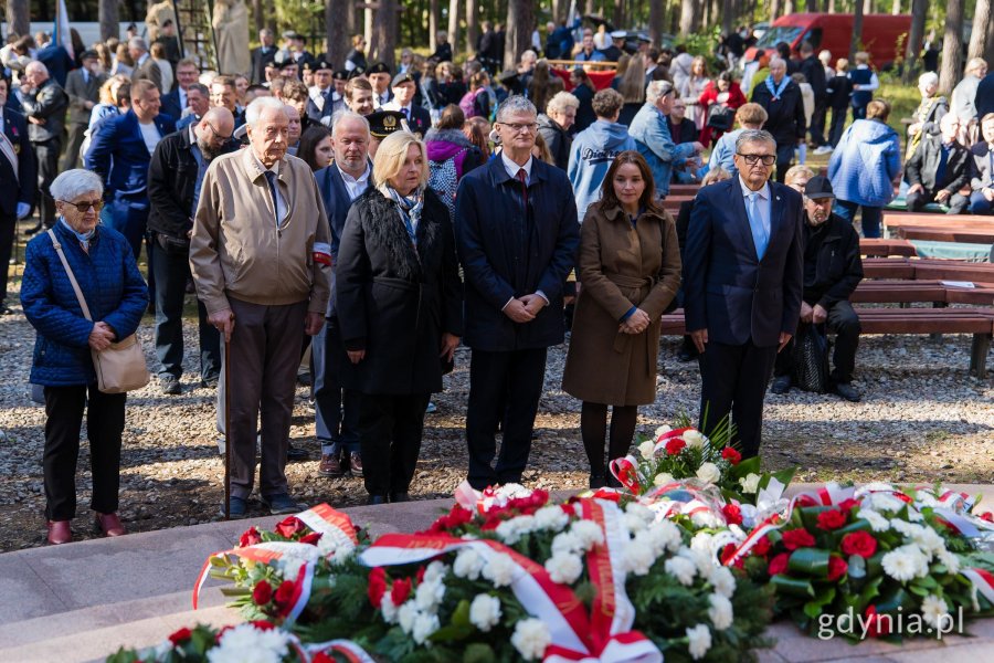 Kwiaty składają (od lewej):Andrzej Krajniak, prezes stowarzyszenia Gdynian Wysiedlonych, Krzysztof Jankowski, pełnomocnik prezydent Gdyni ds. kombatant&oacute;w, wiceprzewodnicząca Rady Miasta Gdyni Beata Zastawna, wiceprezydent Rafał Geremek, radna Gdyni Anna Szpajer i sekretarz gdyńskiego koła Światowego Związku Żołnierzy Armii Krajowej Krzysztof Kozubowski