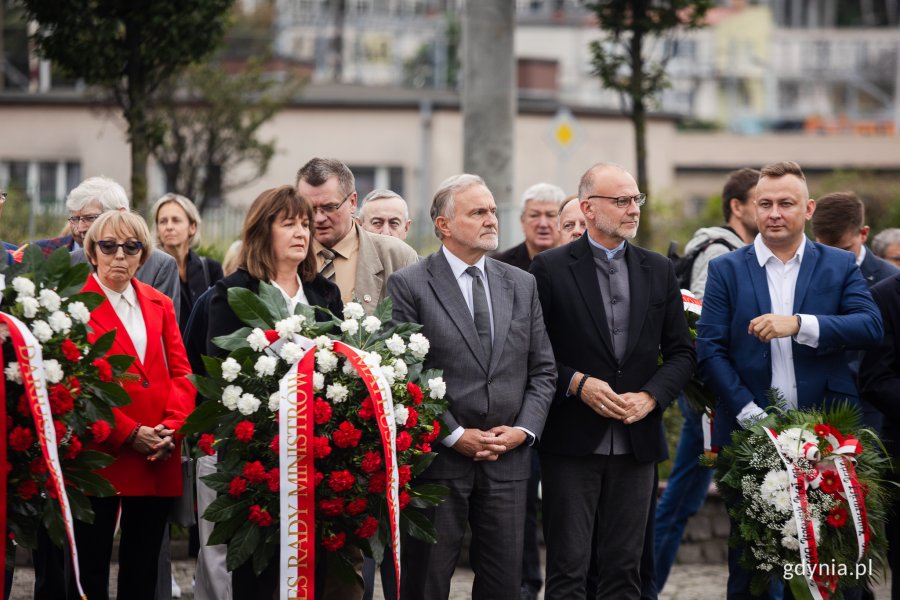 Od prawej: Kordian Kulaszewicz - prezes Fundacji Adaptacja, Michał Guć - wiceprezydent Gdyni, Wojciech Szczurek - prezydent Gdyni i Małgorzata Zwiercan z Fundacji Pomorska Inicjatywa Historyczna podczas uroczystości z okazji 43. rocznicy strajków sierpniowych i podpisania porozumień sierpniowych // fot. Karol Stańczak