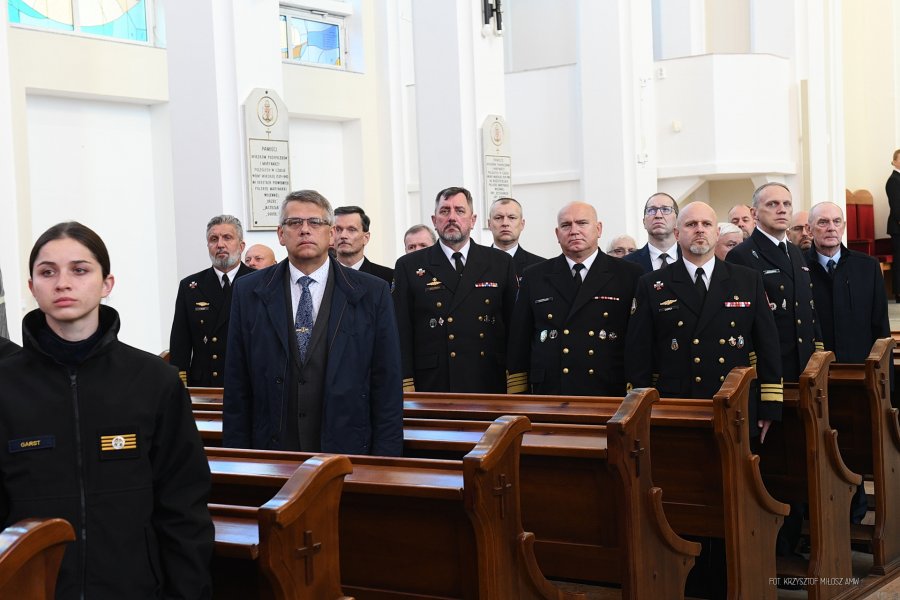 Na pierwszym planie studentka AMW, dalej przedstawiciele Marynarki Wojennej i władz AMW w kościele garnizonowym na Oksywiu podczas odsłonięcia tablic upamiętniających absolwentów oficerskich szkół MW - kawalerów Orderu Virtuti Militari // fot. Krzysztof Miłosz/AMW