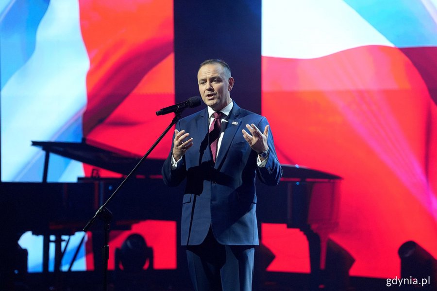 na zdjęciu prezydent Karol Nawrocki na scenie