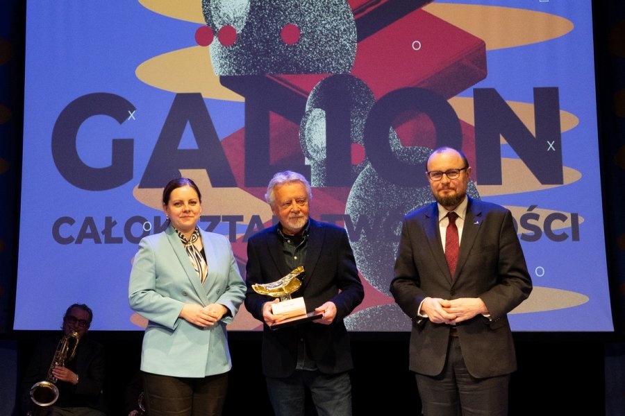 Laureat Janusz Stanisław Osicki (w środku) w towarzystwie prezydent Aleksandry Kosiorek i Mariusza Bzdęgi, dyrektora zarządzającego ds. kultury i aktywności mieszkańców