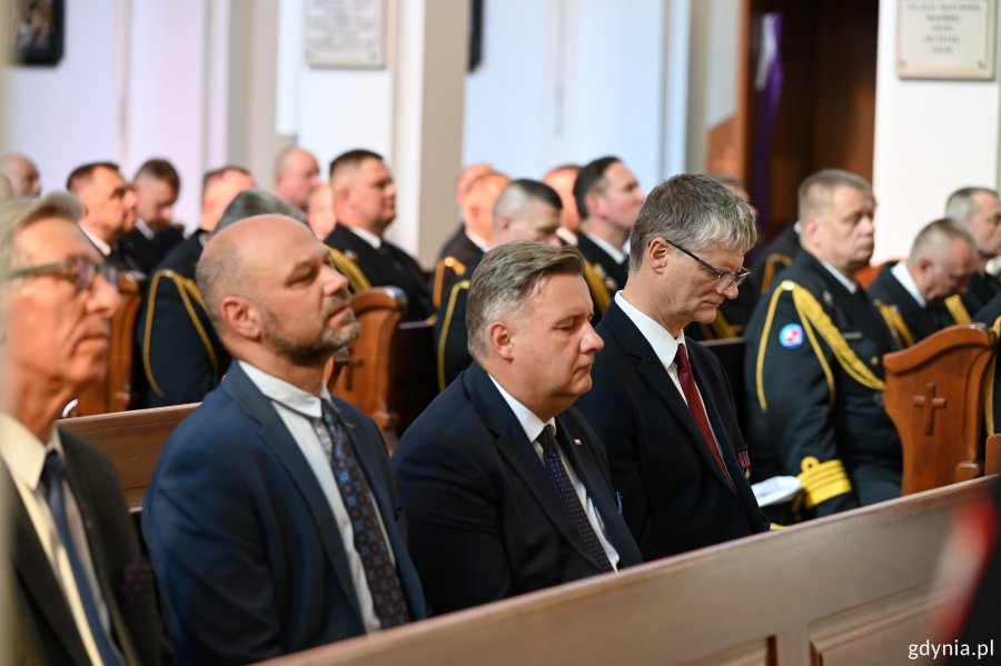 W ławce na mszy siedzą m.in.: wiceprezydent Rafał Geremek, poseł Michał Kowalski i wiceprzewodniczący Rady Miasta Gdyni Ireneusz Trojanowicz