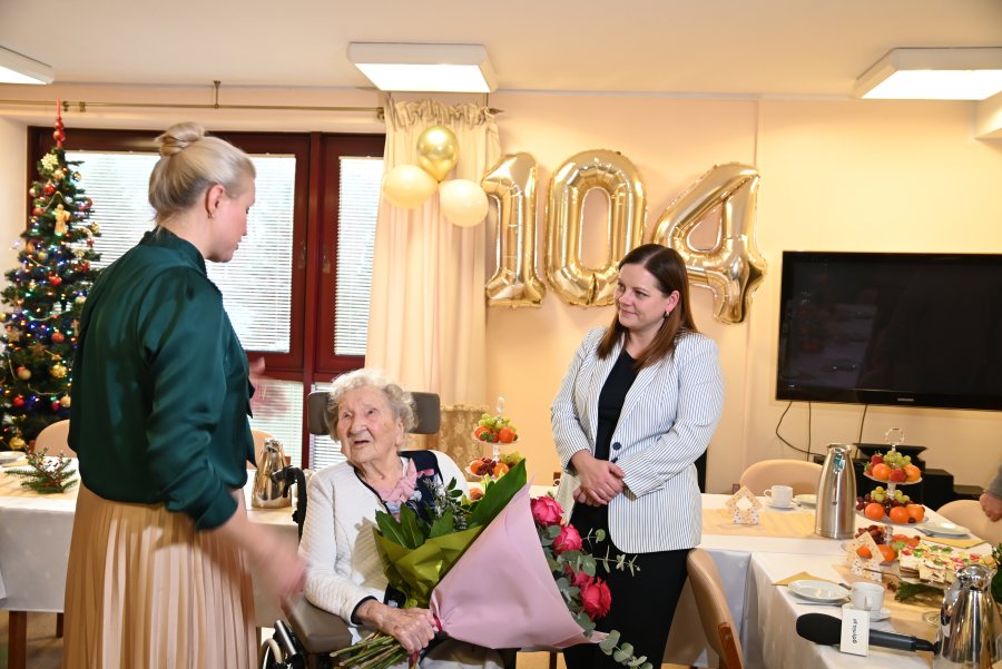 Prezydent Gdynia, Aleksandra Kosiorek składa życzenia urodzinowe pani Janinie 