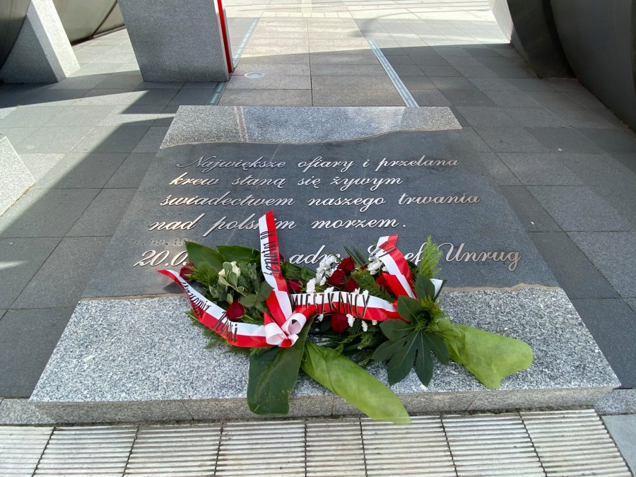 Kwiaty złożone z okazji 76. rocznicy wyzwolenia Gdyni // fot. Mariusz Zieliński