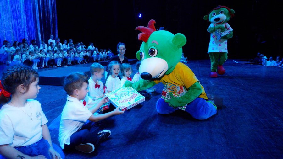 Na zdj. na scenie dzieci z Ecole Maternelle et Primaire i Treflik // fot. Maurycy Śmierzchalski