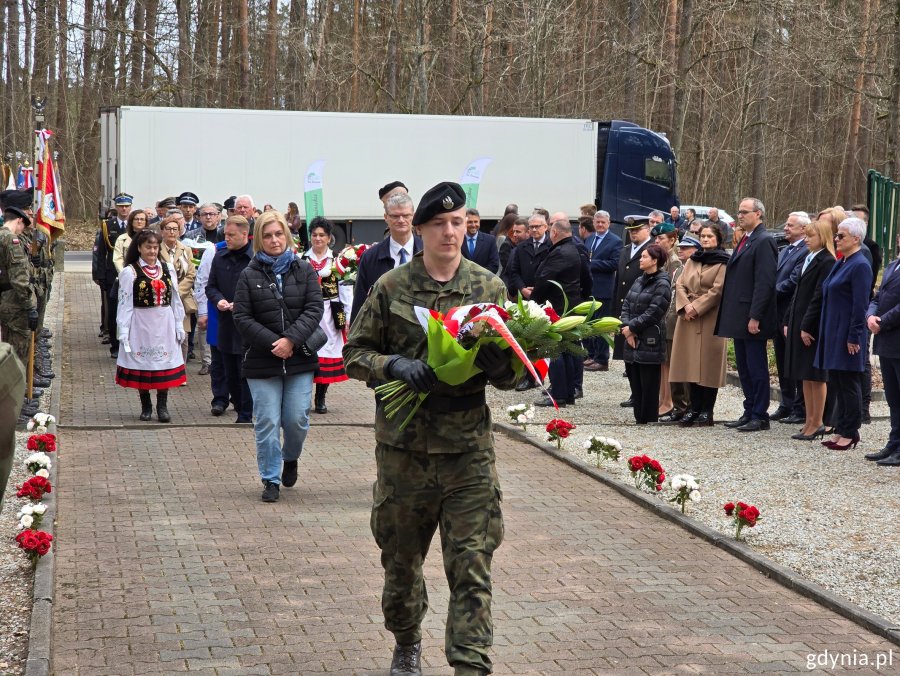 Kwiaty pod Pomnikiem Ofiar Piaśnicy składają wiceprezydent Gdyni Rafał Geremek i radna Gdyni Beata Zastawna