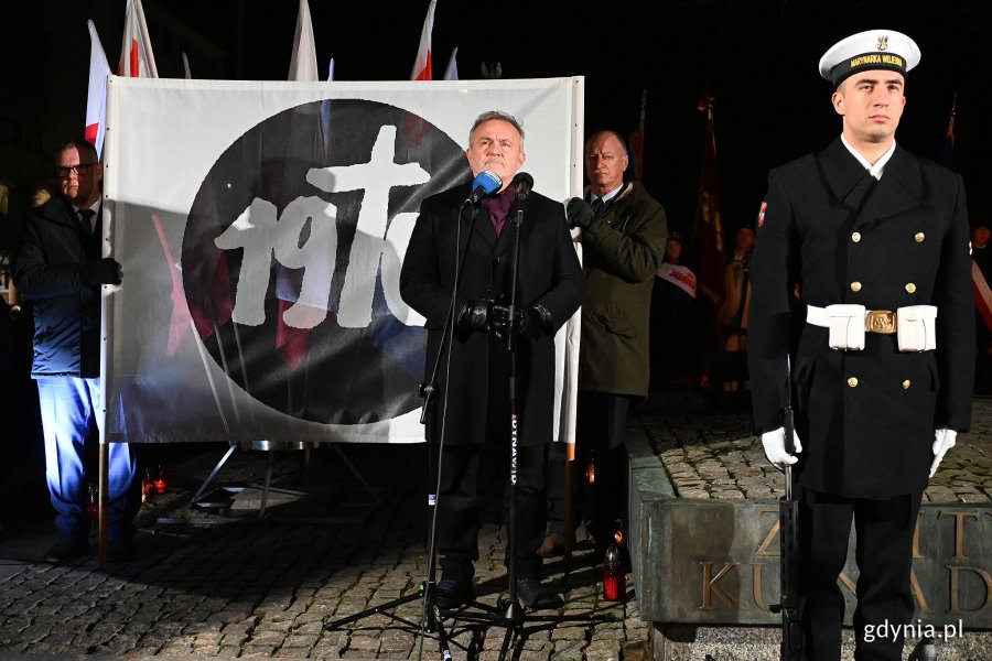 Uroczystości przed pomnikiem Ofiar Grudnia '70 na placu Wolnej Polski.  Przemawia Wojciech Szczurek. Fot. Michał Puszczewicz