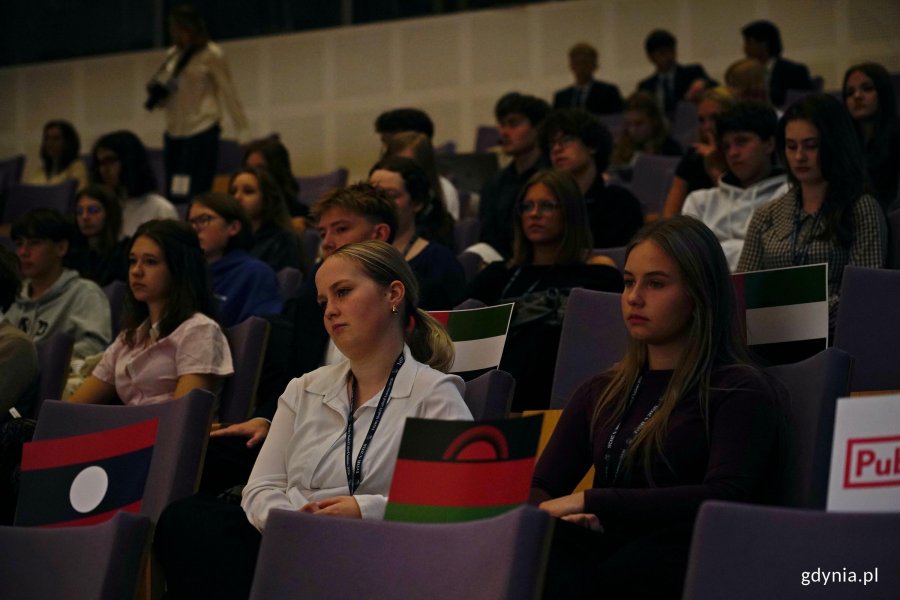 Uczestnicy konferencji TriMUN 2026 zgromadzeni w ali audytoryjnej Pomorskiego Parku Naukowo-Technologicznego Gdynia 