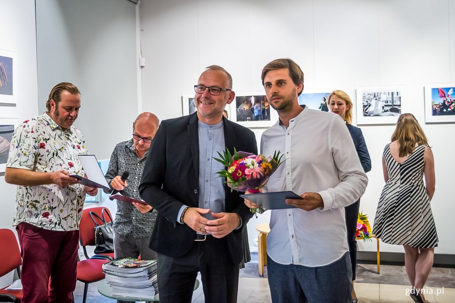 5 września w Ratuszu Staromiejskim w Gdańsku odbył się wernisaż wystawy oraz uroczystość wręczenia nagród XXIII Pomorskiego Konkursu Fotografii Prasowej Gdańsk Press Photo 2019 im. Zbigniewa Kosycarza. Na zdjęciu Michał Guć, wiceprezydent Gdyni i fotoreporter Dominik Werner wyróżniony Nagrodą Prezydenta Miasta Gdyni // fot. Dawid Linkowski