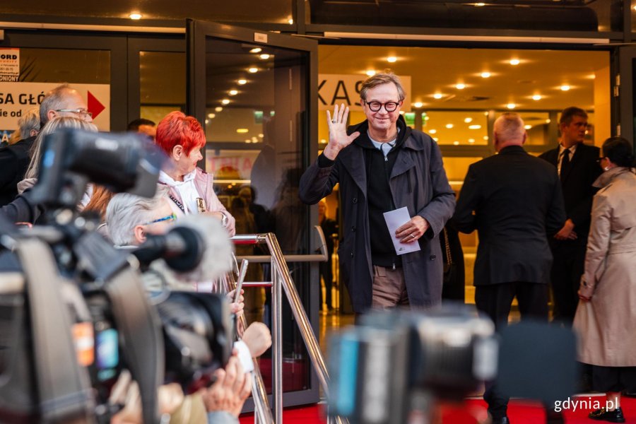 Piotr Cyrwus na czerwonym dywanie przed Teatrem Muzycznym w Gdyni przed galą otwarcia 51. Festiwalu Polskich Film&oacute;w Fabularnych
