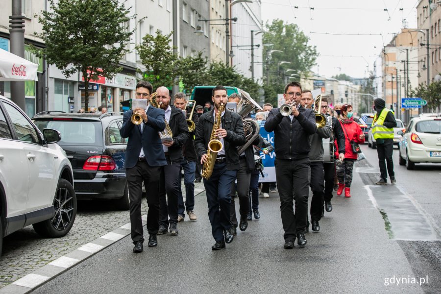 Wielobarwny Pomorski Przemarsz Seniorów ulicami Gdyni. Gra orkiestra dęta. Fot. Karol Stańczak