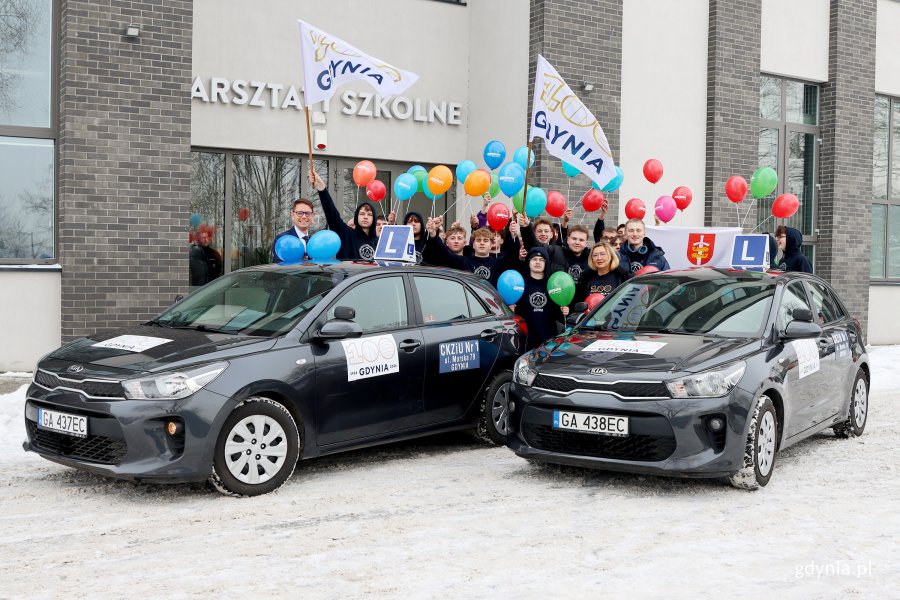Uroczyste obchody 100-lecia Gdyni w CKZiU nr 1 w Gdyni, na zdjęciu uczniowie i kadra zarządzająca szkoły (fot. Katarzyna Balcerzak)