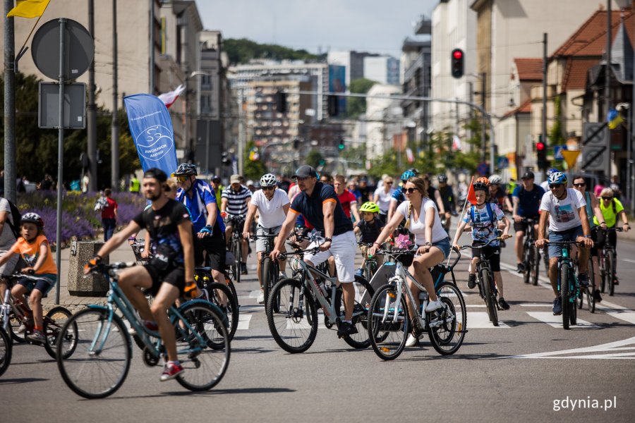 Peleton Północny wjeżdża na skwer Kościuszki