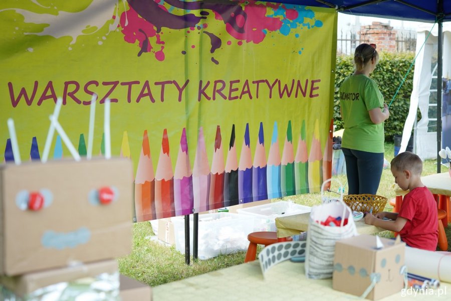 Dziecko na warsztatach kreatywnych i animatorka