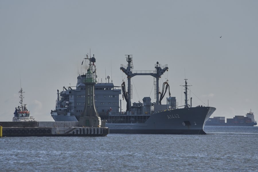 Niemiecki okręt zaopatrzenia FGS Spessart wpływający do gdyńskiego portu // fot. st. chor. szt. mar. Piotr Leoniak