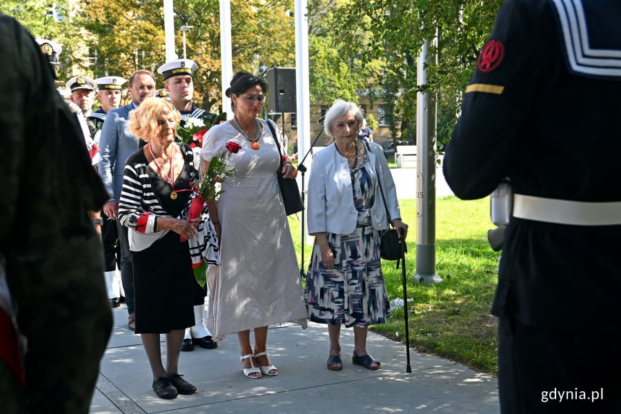 Krystyna Kodymowska ps. „Stokrotka”, uczestniczka powstania warszawskiego (z lewej) oraz Helga Łukaszewska, prezes gdyńskiego koła Światowego Związku Żołnierzy Armii Krajowej (z prawej) złożyły wieniec przed pomnikiem Armii Krajowej na skwerze Kościuszki // fot. Magdalena Czernek