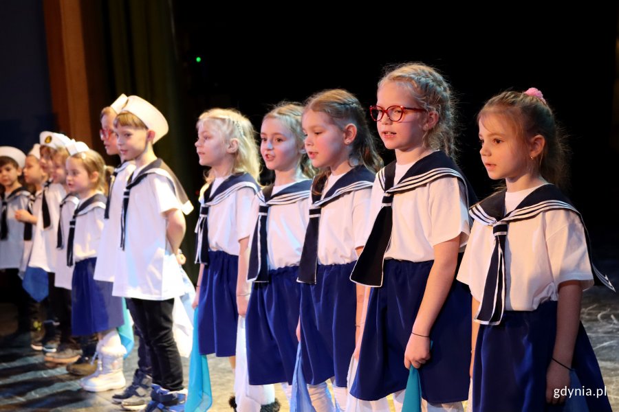  &bdquo;Ahoj, hip, hip hura, Gdynia 100 lat ma&rdquo;, na zdjęciu dzieci z Przedszkola Nr 11 w Gdyni (fot. Katarzyna Balcerzak)